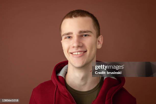 het portret van de studio van 18 jaar oude mens - 18 year stockfoto's en -beelden