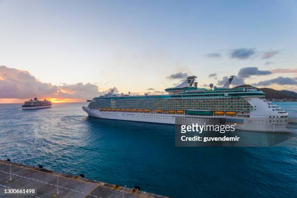 cruise ships leaving philipsburg port, st. maarten - royalty imagens e fotografias de stock