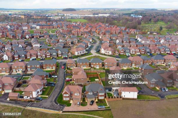 luftaufnahme des britischen neubau-wohngebiets mit großen einfamilienhäusern - council housing stock-fotos und bilder