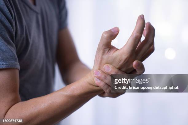 hand pain,young men have arm pain - over shoulder man stockfoto's en -beelden