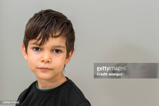 retrato de menino olhando para a câmera - boy sad - fotografias e filmes do acervo