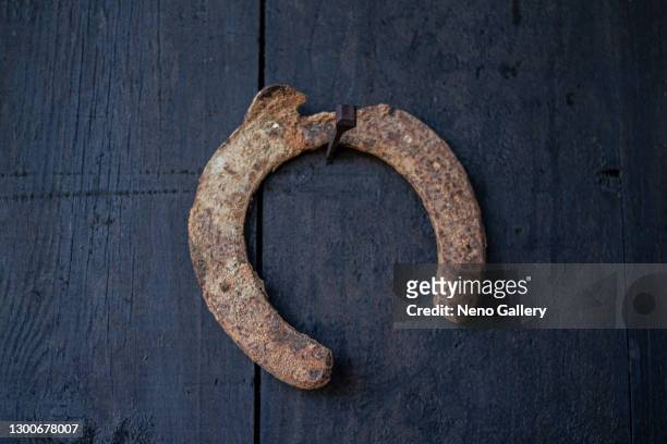 old horse shoe hanging on a wall - cavalls stock pictures, royalty-free photos & images