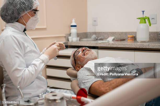 procedimiento dental - odontología cosmética fotografías e imágenes de stock