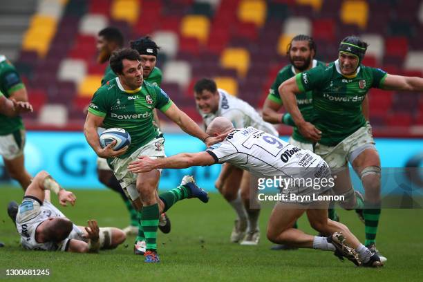 Willi Heinz of Gloucester Rugby tackles Nick Phipps of London Irish during the Gallagher Premiership Rugby match between London Irish and Gloucester...