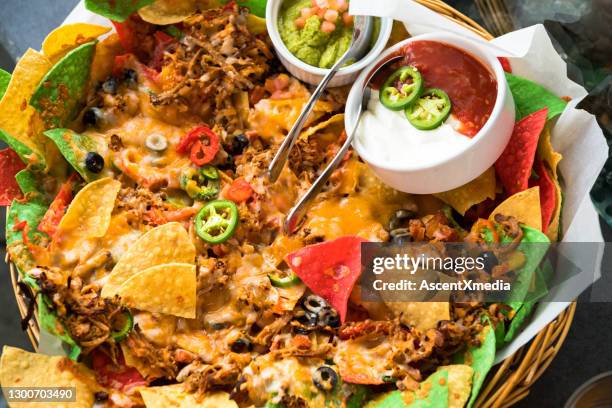 plato grande de nachos - nachos fotografías e imágenes de stock