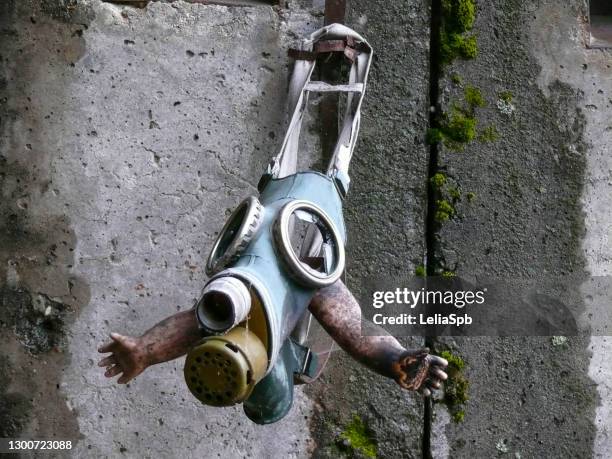 old gas masks in an abandoned building - poupée russes photos et images de collection