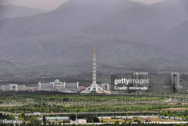 ashgabat, turkmenistan - skyline of the archabil avenue government district and kopet dag mountains - ashgabat imagens e fotografias de stock