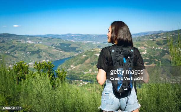 junge wanderin mit rucksack reist in die berge - the douro stock-fotos und bilder