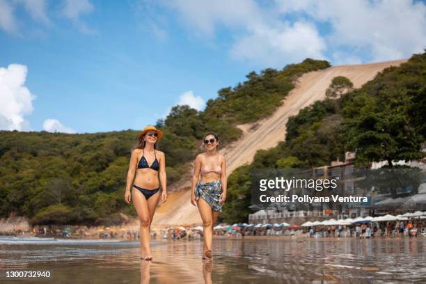 toeristen op morro do careca strand in ponta negra, rio grande do norte - natal brasil stockfoto's en -beelden