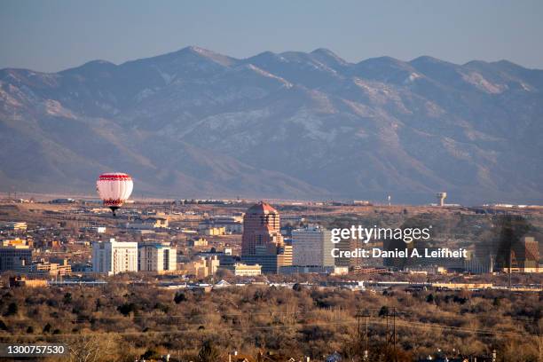 hot air balloon over albuquerque, new mexico - albuquerque stock-fotos und bilder