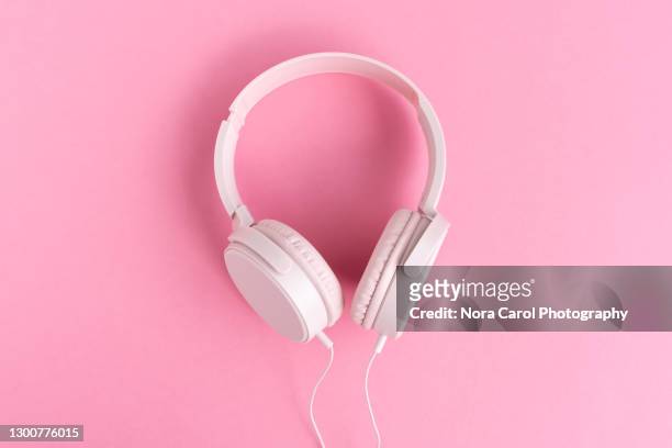pink headphones on pink background - personal stereo photos et images de collection