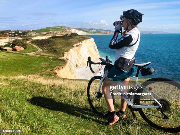 mulher ciclista fotógrafa, ilha de wight - isle of wight - fotografias e filmes do acervo