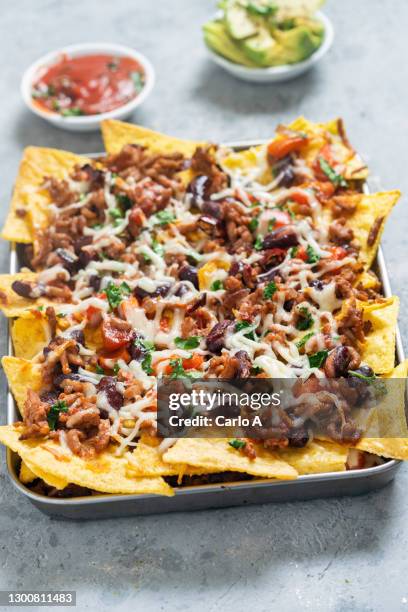 baked nachos with chili con carne mexican food - nachos - fotografias e filmes do acervo
