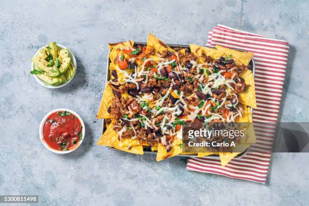 baked nachos with chili con carne mexican food - baked goods stockfoto's en -beelden