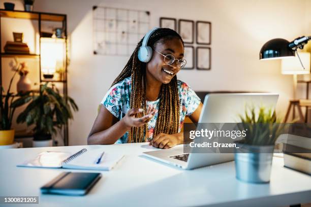 studente afroamericano che frequenta il webinar da casa - teacher desk foto e immagini stock