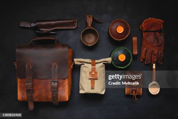 sac fait main en cuir et équipement de voyageur - marcheur détouré photos et images de collection