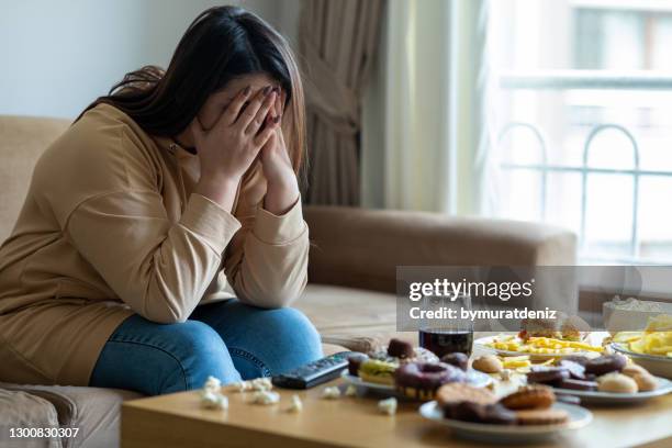 donna stressata infelice - colpevolezza foto e immagini stock
