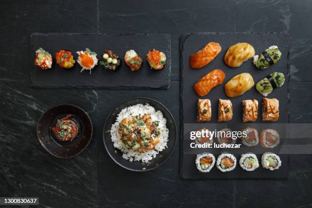 sushi en sushi roll set. rijstkommen. gunkan set. tonijn tataki. - sushi restaurant stockfoto's en -beelden