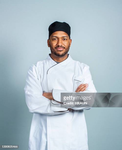 retrato de chef masculino confiado - african male portrait fotografías e imágenes de stock