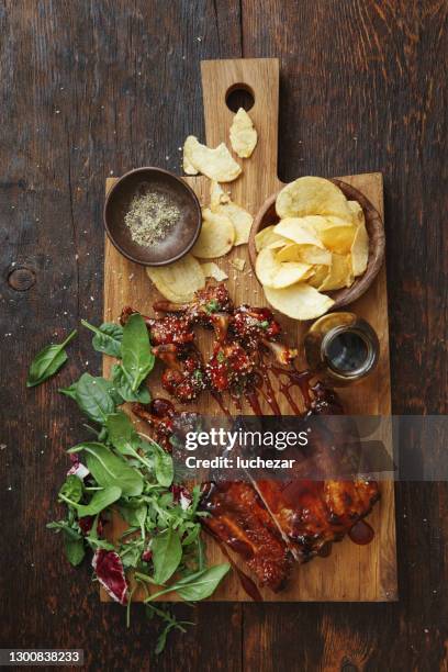 bbq lollipop chicken wings and spicy glazed pork ribs - costeleta comida imagens e fotografias de stock
