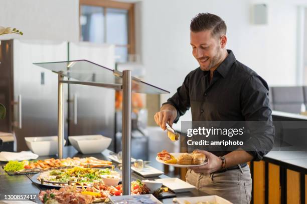 geschäftsmann am hotelrestaurant-buffet - businessperson breakfast stock-fotos und bilder