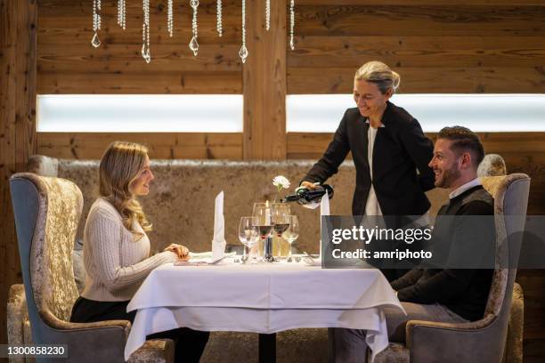 paar genießen abendessen für zwei in luxus-restaurant - couple fancy dinner stock-fotos und bilder