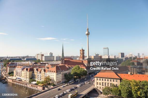 berlin skyline at summer - berlin fernsehturm stock-fotos und bilder