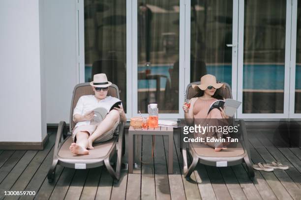 asiatische chinesische paar genießen freizeit im hinterhof pool entspannen mit nachmittagstee pause - love magazine stock-fotos und bilder