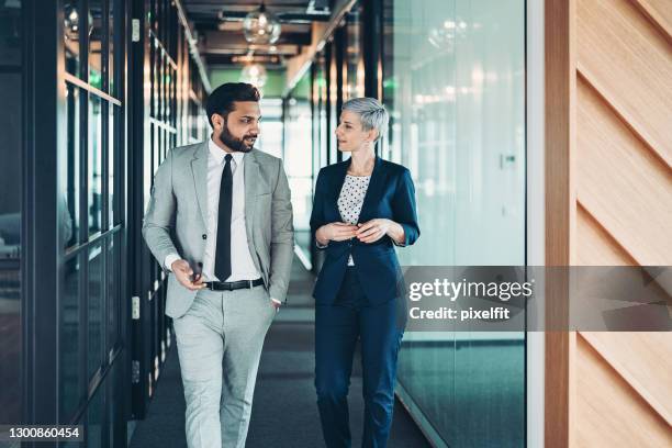 prendere decisioni e guidare l'azienda insieme - completo da uomo foto e immagini stock