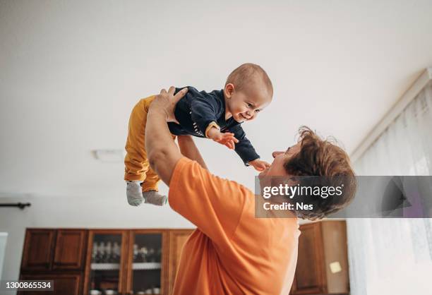 feliz abuela y nieto - canguro fotografías e imágenes de stock