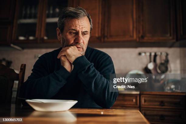 depresión-tristeza, pérdida de apetito - hambre fotografías e imágenes de stock