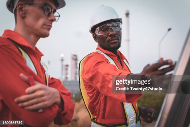 construction engineer planning and briefing for safety and build factory in oil refinery plant - gas engineer stockfoto's en -beelden