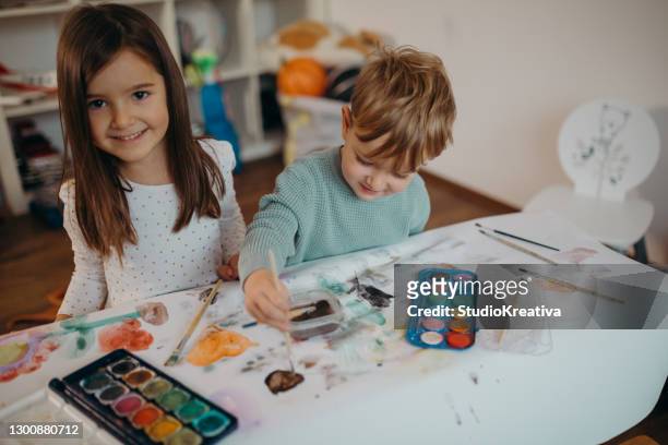 pittura fratello e sorella - malfarbe foto e immagini stock