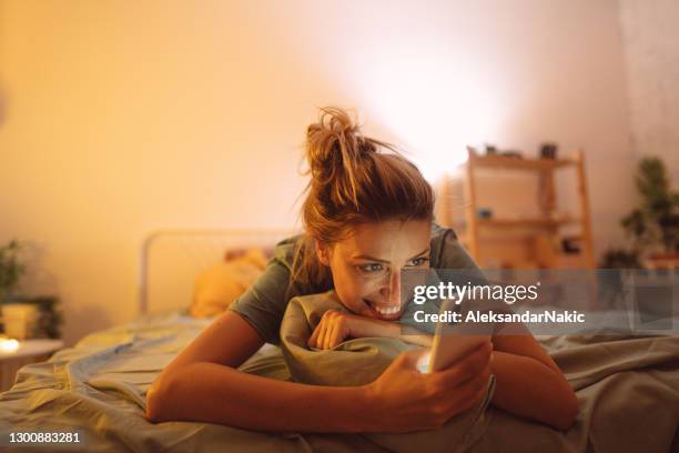 een videogesprek voeren - affection stockfoto's en -beelden