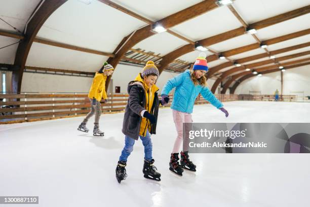 skridskoåkning med min syster - ice skate bildbanksfoton och bilder