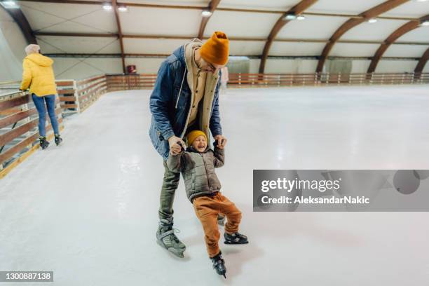 aprender a patinar sobre hielo con mi padre - patinaje sobre hielo fotografías e imágenes de stock