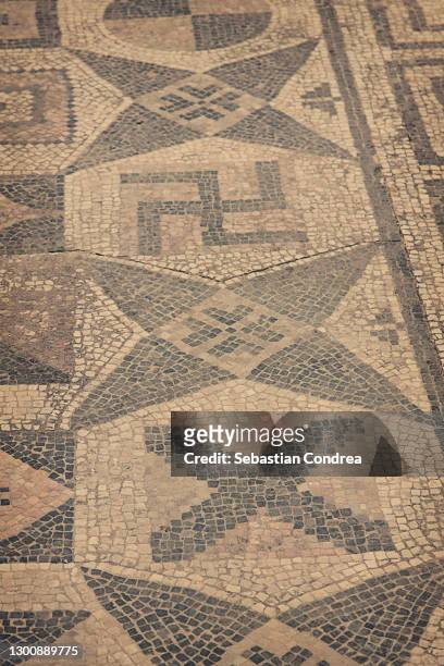 tiled floor mosaic, roman ruin at volubilis, morocco. - moulay idriss morocco photos et images de collection