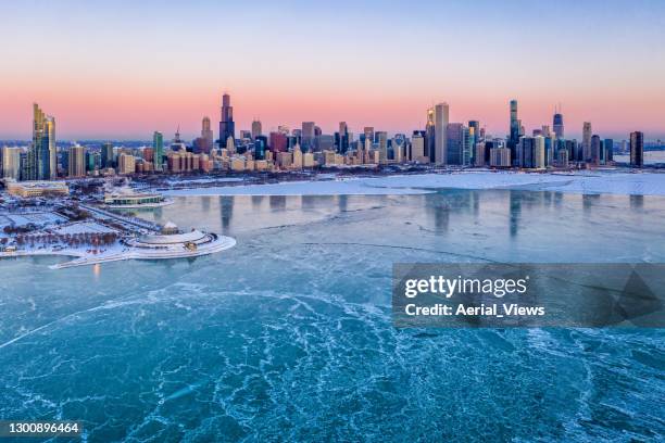 chicago skyline und frozen lake michigan - luftaufnahme - chicago illinois stock-fotos und bilder