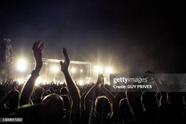 crowd at rock concert - rock festival stock-fotos und bilder