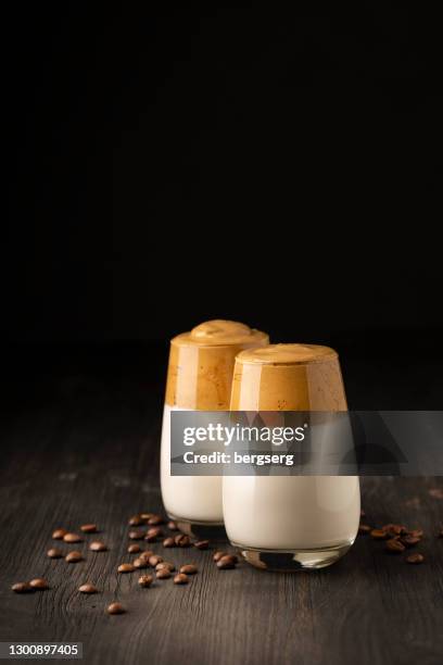 兩杯木質背景的達爾戈納咖啡 - dalgona 個照片及圖片檔