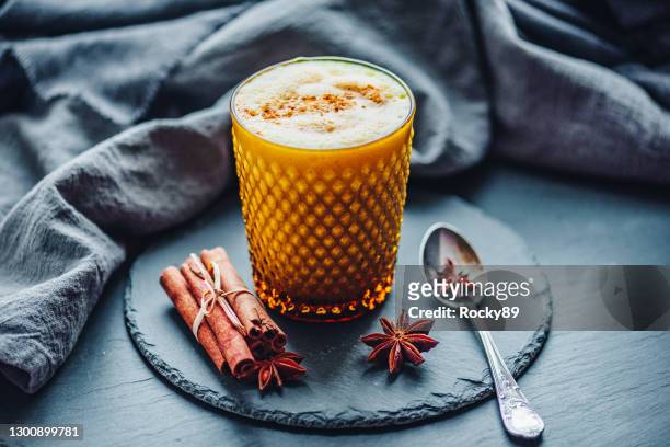 goldene milch, kurkuma latte, goldene latte - ginger glasses stock-fotos und bilder