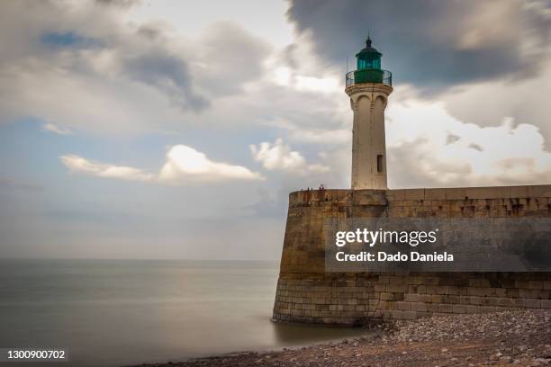 saint valery en caux lighthouse - calais stockfoto's en -beelden