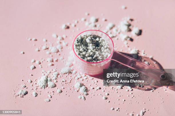 measuring spoon with collagen powder or alginate mask on pink background - neve farinosa foto e immagini stock