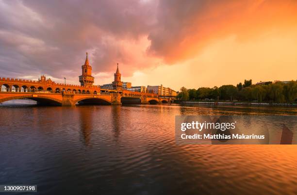 berlin oberbaumbruecke with dramatic summer sunset sky - rio spree imagens e fotografias de stock