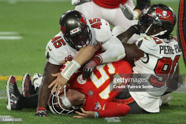Patrick Mahomes of the Kansas City Chiefs is tackled by Devin White and Jason Pierre-Paul of the Tampa Bay Buccaneers in the fourth quarter in Super...
