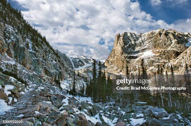 footpath in rocky mountain national park winter - divisão continental imagens e fotografias de stock