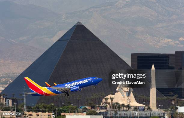 southwest airlines luxor hotel las vegas. - luxor hotel stock pictures, royalty-free photos & images