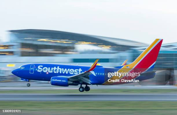 southwest airlines 737 portland. - southwest plane stock pictures, royalty-free photos & images