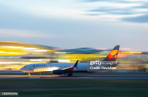 delta airlines night start. - delta stockfoto's en -beelden