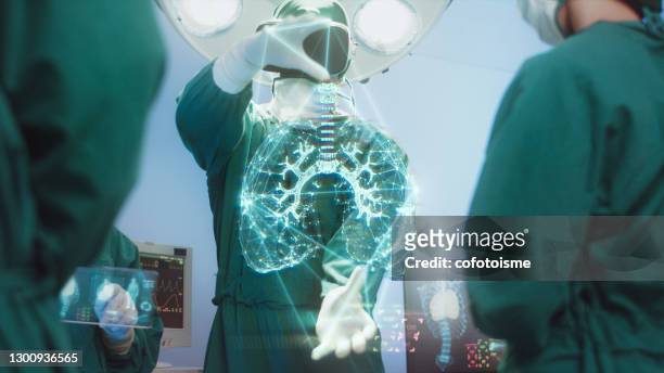 innovation und medizintechnik konzept, chirurgen team mit high-tech moderne virtual reality simulator schnittstelle mit hologramm diagnose respiratory system im operationssaal - healthcare and medicine stock-fotos und bilder